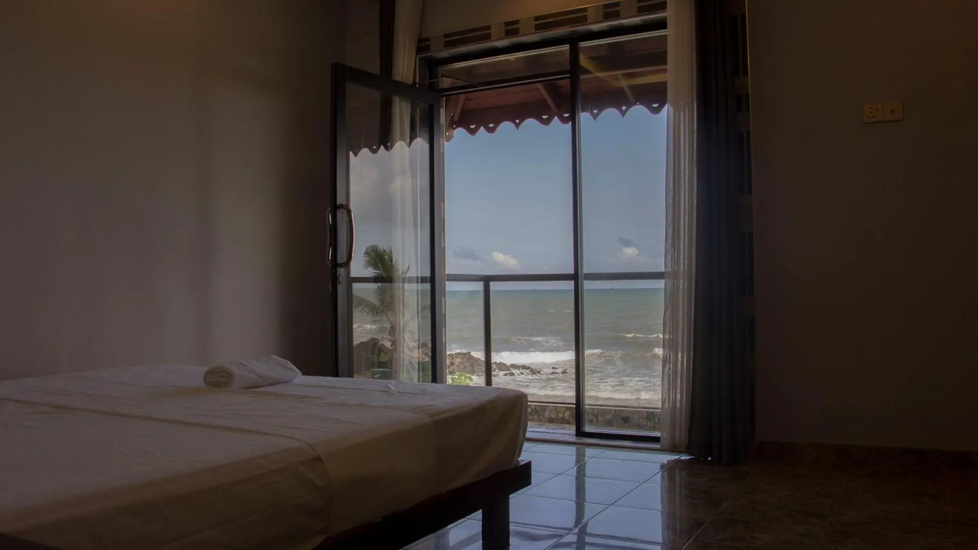 Varinias Beach Villa Negombo